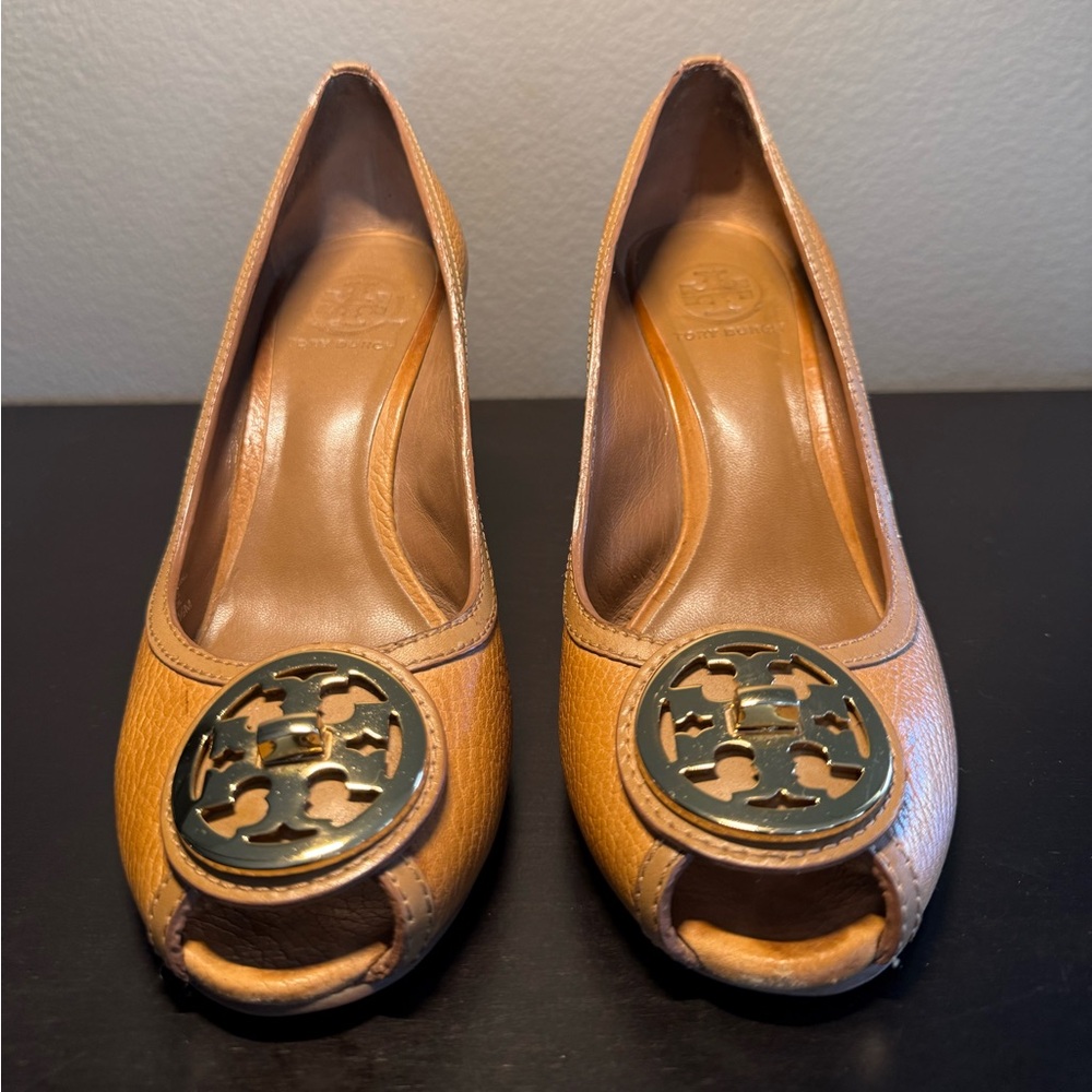 Tory Burch Camel Leather Selma Wedge Logo Peep Toe Pumps Size 9.5